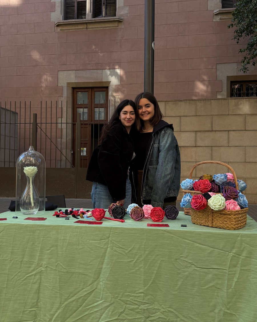 Adriana y Judith en la parada de Sant Jordi
